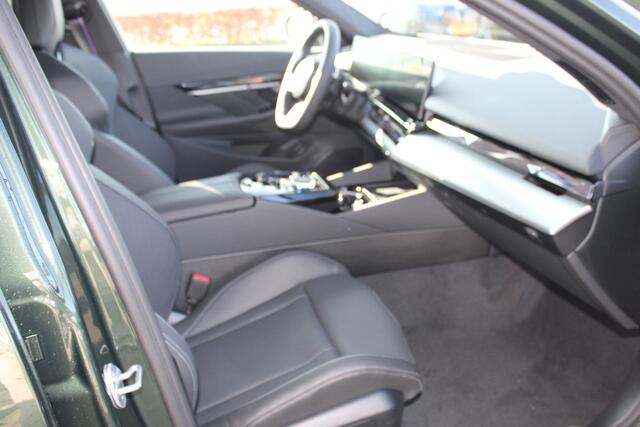 BMW 5-SERIE Touring 530e M Sport Automaat / Panoramadak / Trekhaak / Bowers & Wilkins / M Multifunctionele Stoelen / Adaptieve LED / Parking Assistant Plus / Comfort Access