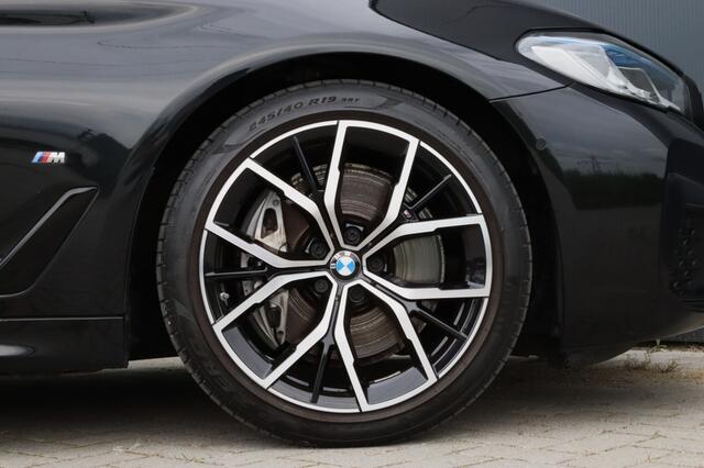 BMW 5-SERIE Touring 530d M Sport Laser Pano 360° 19 inch Comfort Stoelen