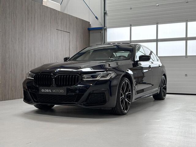BMW 5-SERIE 545e xDrive High Executive G30 LCi M Sport 394 PK 6 cilinder - SOH 95,7% - M5 STOELEN - PANORAMADAK - LASER LAMPEN - HARMAN KARDON