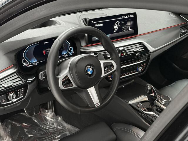 BMW 5-SERIE 545e xDrive High Executive G30 LCi M Sport 394 PK 6 cilinder - SOH 95,7% - M5 STOELEN - PANORAMADAK - LASER LAMPEN - HARMAN KARDON