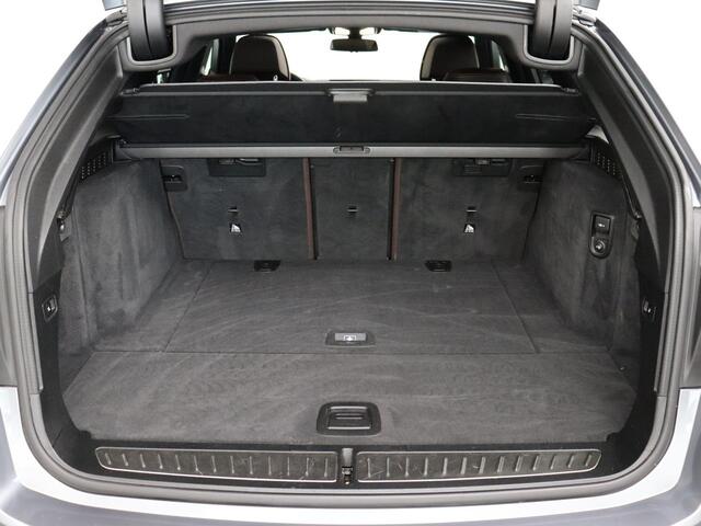 BMW 5-SERIE Touring 540i xDrive High Executive | VOL! | Harman Kardon | Panoramadak | Trekhaak | 360° Camera!
