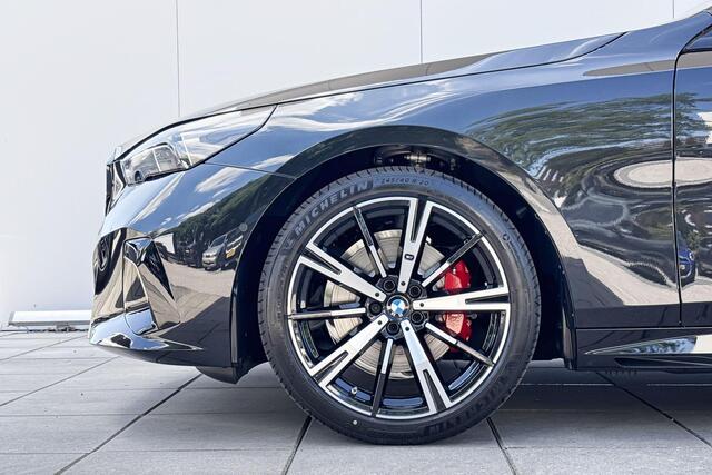 BMW 5-SERIE Sedan 520i M-Sport Pro / 20 inch / Driving Assistant Plus / Harman Kardon / Trekhaak / Glazendak