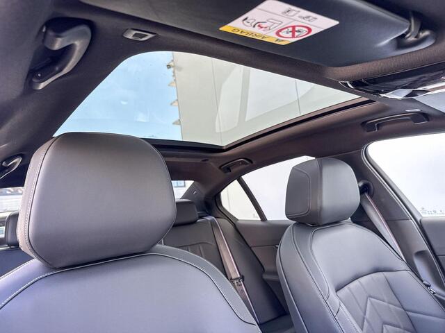 BMW 5-SERIE Sedan 520i M-Sport Pro / 20 inch / Driving Assistant Plus / Harman Kardon / Trekhaak / Glazendak