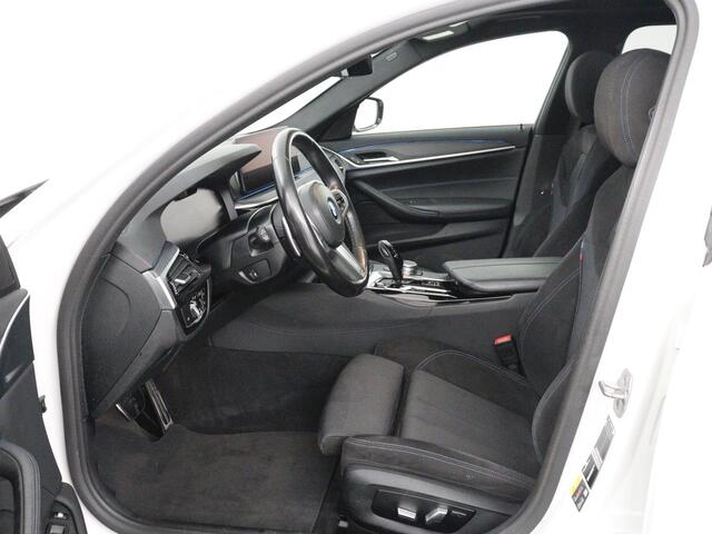 BMW 5-SERIE Touring 530e xDrive Business Edition Plus | SOH 89,9% | Panoramadak | Head-Up | Full LED | Trekhaak | Carplay | Bluetooth | Navigatie | Sfeerverlichting | Stoelverwarming | Achteruitrij camera | Adaptive cruise control | Climate control