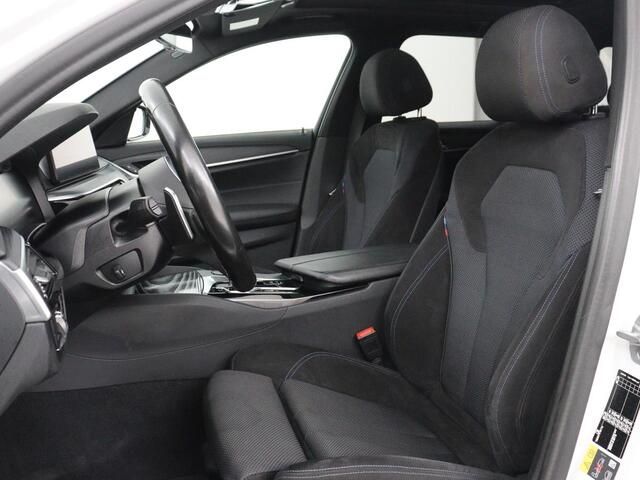 BMW 5-SERIE Touring 530e xDrive Business Edition Plus | SOH 89,9% | Panoramadak | Head-Up | Full LED | Trekhaak | Carplay | Bluetooth | Navigatie | Sfeerverlichting | Stoelverwarming | Achteruitrij camera | Adaptive cruise control | Climate control