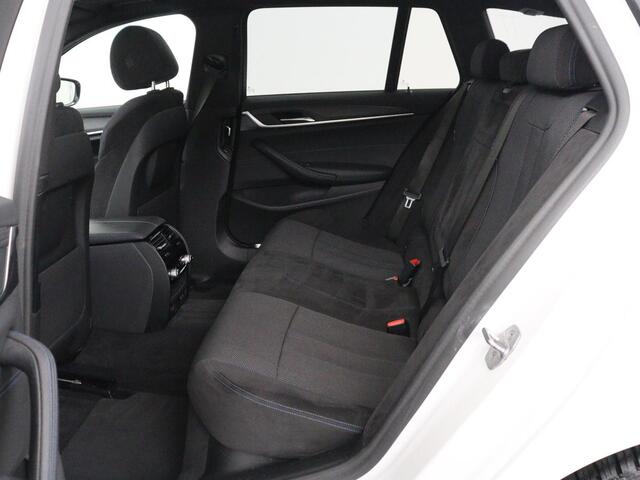 BMW 5-SERIE Touring 530e xDrive Business Edition Plus | SOH 89,9% | Panoramadak | Head-Up | Full LED | Trekhaak | Carplay | Bluetooth | Navigatie | Sfeerverlichting | Stoelverwarming | Achteruitrij camera | Adaptive cruise control | Climate control