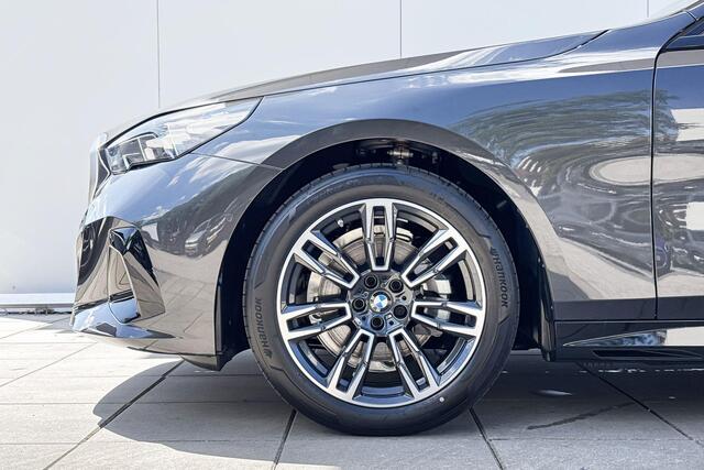 BMW 5-SERIE Touring 520i M-Sport / Comfort Stoelen / Glazen dak / Comfort Acces / Getinte Ramen / Trekhaak
