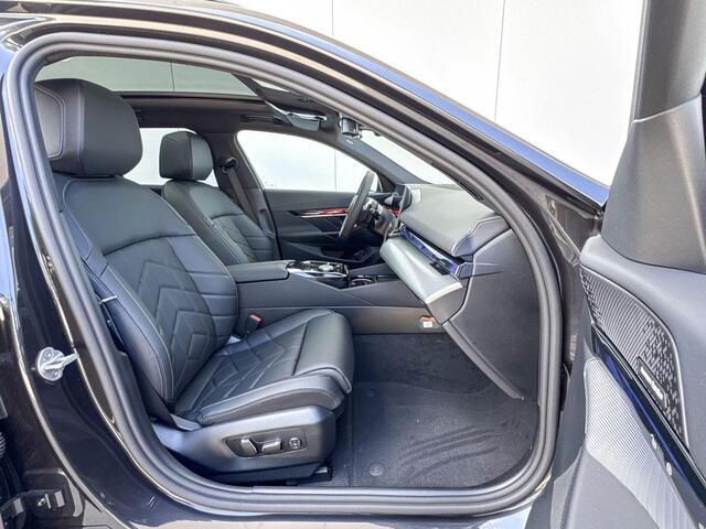 BMW 5-SERIE Touring 520i M-Sport / Comfort Stoelen / Glazen dak / Comfort Acces / Getinte Ramen / Trekhaak