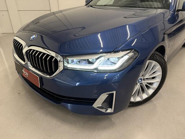 BMW 5-SERIE Touring 530e xDrive High Exe PANO/TREKHAAK/H&K/HEAD-UP/ADAPTIVE-ONDERSTEL/18"/360CAMERA/LEER-COMFORT/MASSAGE+MEMORY/ACC/SFEER/LED/LUCHTVERING/PHYTONICBLAU/BMW DEALER HISTORIE