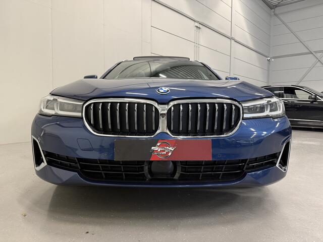 BMW 5-SERIE Touring 530e xDrive High Exe PANO/TREKHAAK/H&K/HEAD-UP/ADAPTIVE-ONDERSTEL/18"/360CAMERA/LEER-COMFORT/MASSAGE+MEMORY/ACC/SFEER/LED/LUCHTVERING/PHYTONICBLAU/BMW DEALER HISTORIE