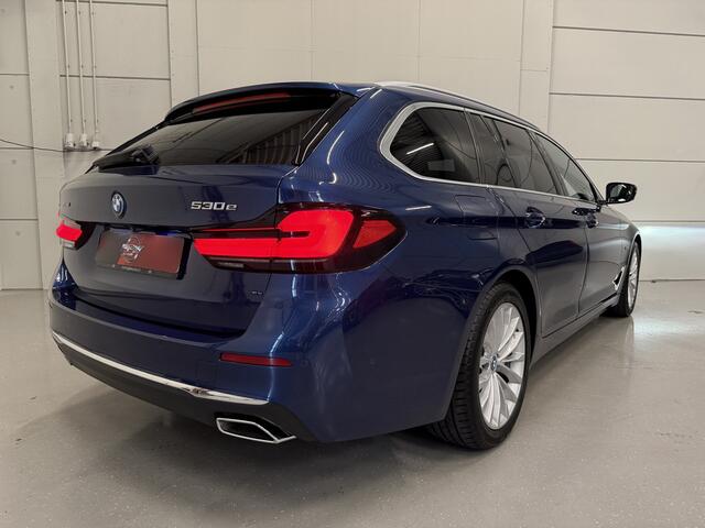 BMW 5-SERIE Touring 530e xDrive High Exe PANO/TREKHAAK/H&K/HEAD-UP/ADAPTIVE-ONDERSTEL/18"/360CAMERA/LEER-COMFORT/MASSAGE+MEMORY/ACC/SFEER/LED/LUCHTVERING/PHYTONICBLAU/BMW DEALER HISTORIE
