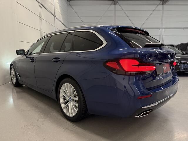 BMW 5-SERIE Touring 530e xDrive High Exe PANO/TREKHAAK/H&K/HEAD-UP/ADAPTIVE-ONDERSTEL/18"/360CAMERA/LEER-COMFORT/MASSAGE+MEMORY/ACC/SFEER/LED/LUCHTVERING/PHYTONICBLAU/BMW DEALER HISTORIE