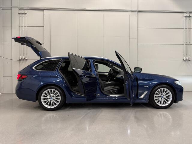 BMW 5-SERIE Touring 530e xDrive High Exe PANO/TREKHAAK/H&K/HEAD-UP/ADAPTIVE-ONDERSTEL/18"/360CAMERA/LEER-COMFORT/MASSAGE+MEMORY/ACC/SFEER/LED/LUCHTVERING/PHYTONICBLAU/BMW DEALER HISTORIE