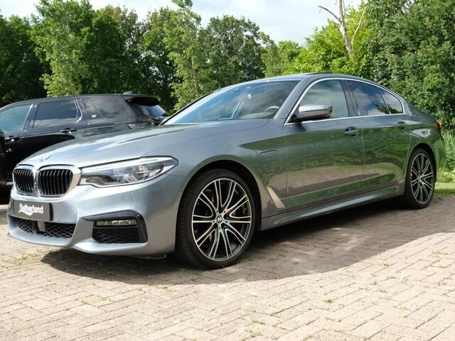 BMW 5-SERIE 530e M Sport | Schuif-/kanteldak | Adaptive cruise control | 20 inch velgen | Leder Dakota/cognac | 360 graden camera | Comfort stoelen | Stoelverwarming / Ventilatie | Head Up Display | Bowers & Wilkins | Keyless entry