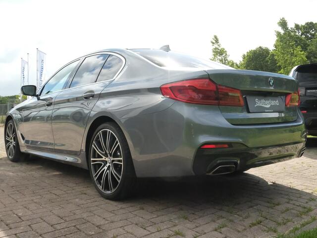 BMW 5-SERIE 530e M Sport | Schuif-/kanteldak | Adaptive cruise control | 20 inch velgen | Leder Dakota/cognac | 360 graden camera | Comfort stoelen | Stoelverwarming / Ventilatie | Head Up Display | Bowers & Wilkins | Keyless entry