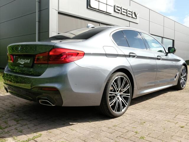 BMW 5-SERIE 530e M Sport | Schuif-/kanteldak | Adaptive cruise control | 20 inch velgen | Leder Dakota/cognac | 360 graden camera | Comfort stoelen | Stoelverwarming / Ventilatie | Head Up Display | Bowers & Wilkins | Keyless entry