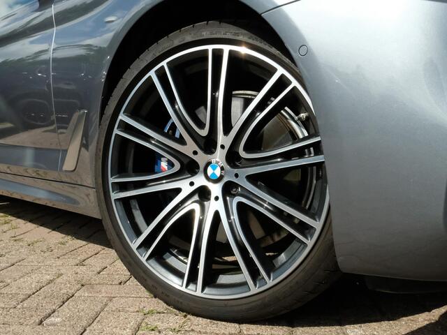BMW 5-SERIE 530e M Sport | Schuif-/kanteldak | Adaptive cruise control | 20 inch velgen | Leder Dakota/cognac | 360 graden camera | Comfort stoelen | Stoelverwarming / Ventilatie | Head Up Display | Bowers & Wilkins | Keyless entry