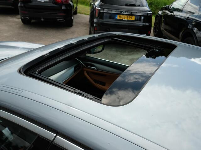 BMW 5-SERIE 530e M Sport | Schuif-/kanteldak | Adaptive cruise control | 20 inch velgen | Leder Dakota/cognac | 360 graden camera | Comfort stoelen | Stoelverwarming / Ventilatie | Head Up Display | Bowers & Wilkins | Keyless entry