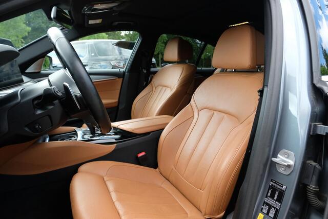 BMW 5-SERIE 530e M Sport | Schuif-/kanteldak | Adaptive cruise control | 20 inch velgen | Leder Dakota/cognac | 360 graden camera | Comfort stoelen | Stoelverwarming / Ventilatie | Head Up Display | Bowers & Wilkins | Keyless entry