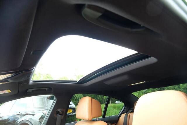 BMW 5-SERIE 530e M Sport | Schuif-/kanteldak | Adaptive cruise control | 20 inch velgen | Leder Dakota/cognac | 360 graden camera | Comfort stoelen | Stoelverwarming / Ventilatie | Head Up Display | Bowers & Wilkins | Keyless entry