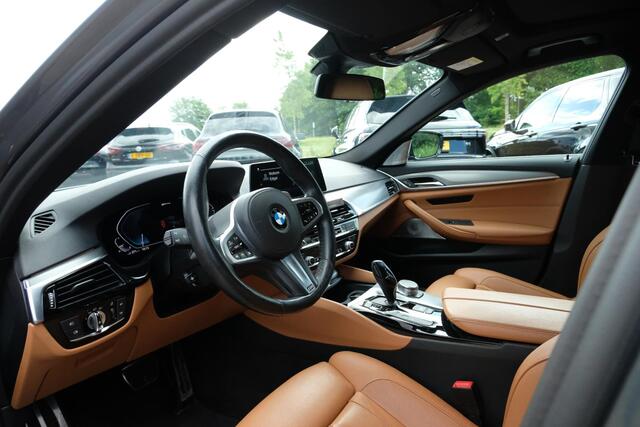 BMW 5-SERIE 530e M Sport | Schuif-/kanteldak | Adaptive cruise control | 20 inch velgen | Leder Dakota/cognac | 360 graden camera | Comfort stoelen | Stoelverwarming / Ventilatie | Head Up Display | Bowers & Wilkins | Keyless entry