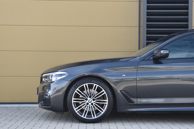 BMW 5-SERIE Touring 520i High Executive Edition * M-Sport * Comfortstoelen * Panoramadak * Head-up * Hifi * Camera * Sfeerverlichting *
