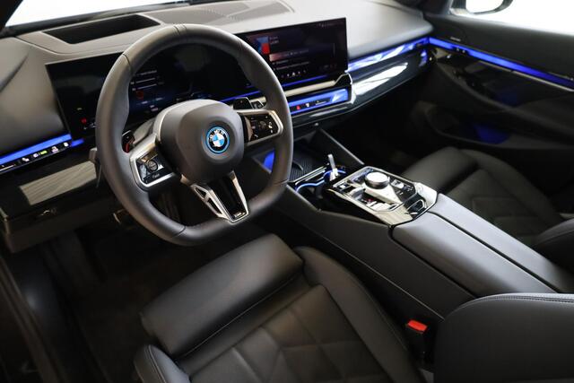 BMW 5-SERIE Touring 530e M Sportpakket Pro | Panoramadak | Elektr. Trekhaak | Stuurwielverwarming
