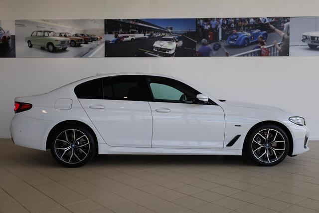 BMW 5-SERIE Sedan 545e xDrive High Executive | M Sportpakket | Adaptieve Cruise Control | Stuurwiel verwarming | 19'' LMV