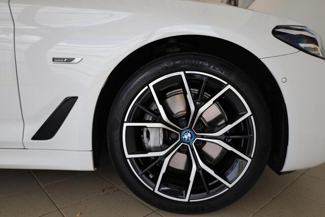 BMW 5-SERIE Sedan 545e xDrive High Executive | M Sportpakket | Adaptieve Cruise Control | Stuurwiel verwarming | 19'' LMV