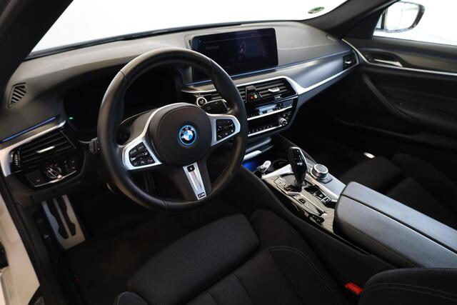 BMW 5-SERIE Sedan 545e xDrive High Executive | M Sportpakket | Adaptieve Cruise Control | Stuurwiel verwarming | 19'' LMV