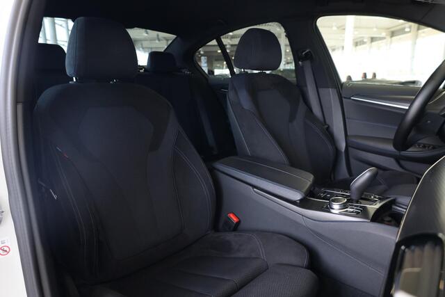 BMW 5-SERIE Sedan 545e xDrive High Executive | M Sportpakket | Adaptieve Cruise Control | Stuurwiel verwarming | 19'' LMV