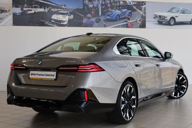 BMW 5-SERIE 550e xDrive | Comfortstoelen | Bowers & Wilkins | M Sportpakket | Panoramadak | Stoelventilatie | Adaptief onderstel professional |