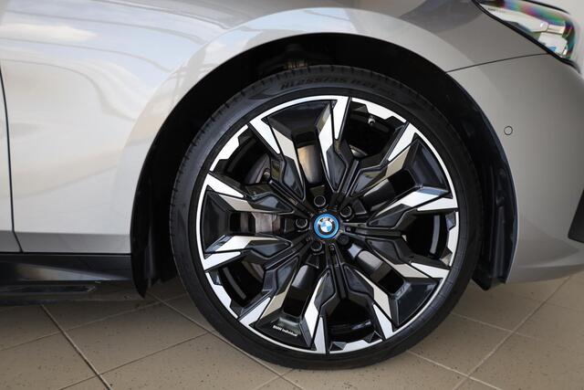 BMW 5-SERIE 550e xDrive | Comfortstoelen | Bowers & Wilkins | M Sportpakket | Panoramadak | Stoelventilatie | Adaptief onderstel professional |