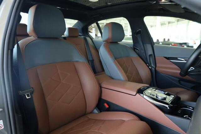 BMW 5-SERIE 550e xDrive | Comfortstoelen | Bowers & Wilkins | M Sportpakket | Panoramadak | Stoelventilatie | Adaptief onderstel professional |
