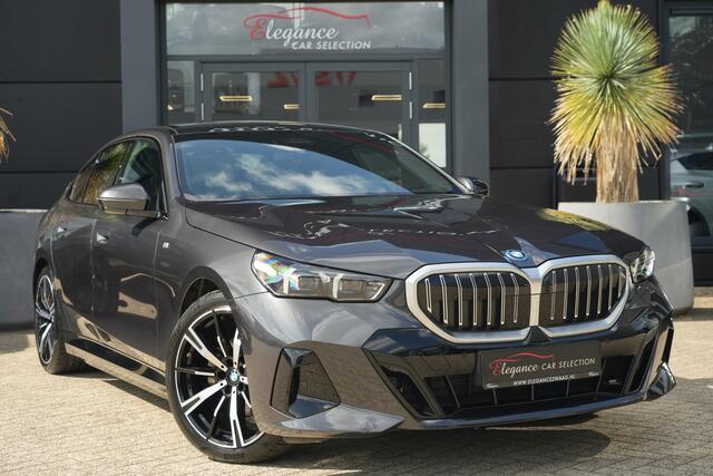 BMW 5-SERIE 530e M Sport Edition 300pk Panoramadak/DrivingAssistProf/360Camera