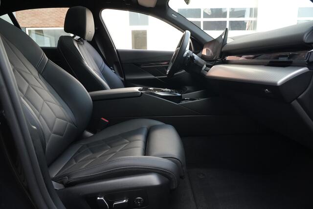 BMW 5-SERIE 530e M Sport Edition 300pk Panoramadak/DrivingAssistProf/360Camera