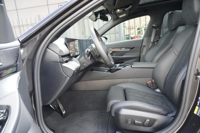 BMW 5-SERIE 530e M Sport Edition 300pk Panoramadak/DrivingAssistProf/360Camera