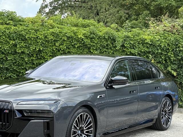 BMW 7-SERIE M760e xDrive | Two-Tone exterieurlak | Individual leder | M-Pro | Trekhaak | B&W | Theatre screen | 21"