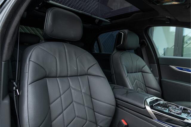 BMW 7-SERIE M760e xDrive M-sport Pro Sky Lounge KristalKopl. Connois.Pakket Exe.LoungePakket Achteras. Bomvol!