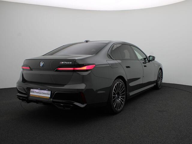 BMW 7-SERIE M760e xDrive M Performance Pack | Innovation Pack | Connoisseur Pack | Integral Active Steering | Executive Drive Pro | Trekhaak | Executive Lounge Rear Console | Driving Assistant Professional | Bowers & Wilkins | 21''