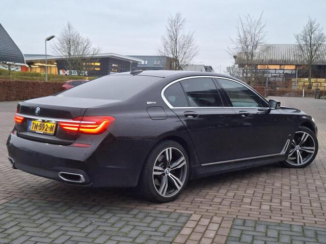 BMW 7-SERIE 740e iPerformance High Executive | Hybrid | M-pakket | H&K Surround | Schuifdak | HUD | Volleder Individual | Massagestoelen | Softclose | Keyless | 20" | Comfort Acces | 360gr Cam | Achteras besturing | Elek Comfortzetels achterin verw en ventilatie | Su