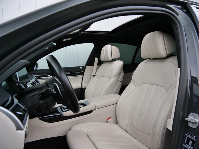 BMW 7-SERIE 745e High Executive 394 Pk Automaat Navi / Schuifdak / Camera / DAB / Leer / Apple Carplay / M-pakket