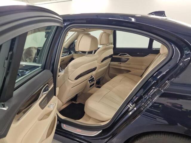 BMW 7-SERIE 740i High Executive | 56000km | Org NL | Schuifdak | Afn Trekhaak | Luchtvering | Volleder | HUD | Surround View | ParkAssist | Softclose | Achteras besturing | Etc...