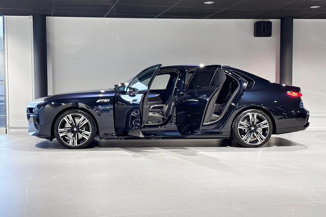 BMW 7-SERIE M760e xDrive | Sky Lounge | Iconic Glow | Stoelventilatie | Connoisseur Pack |