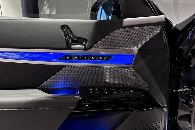 BMW 7-SERIE M760e xDrive | Sky Lounge | Iconic Glow | Stoelventilatie | Connoisseur Pack |