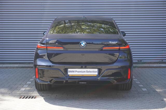 BMW 7-SERIE 750e xDrive M Sportpakket Pro | Integral Active Steering | Glazen panoramadak Sky Lounge | Driving Assistant Professional | Multifunctionele Stoelen achterin | Trekhaak met elektrisch wegklapbare kogel