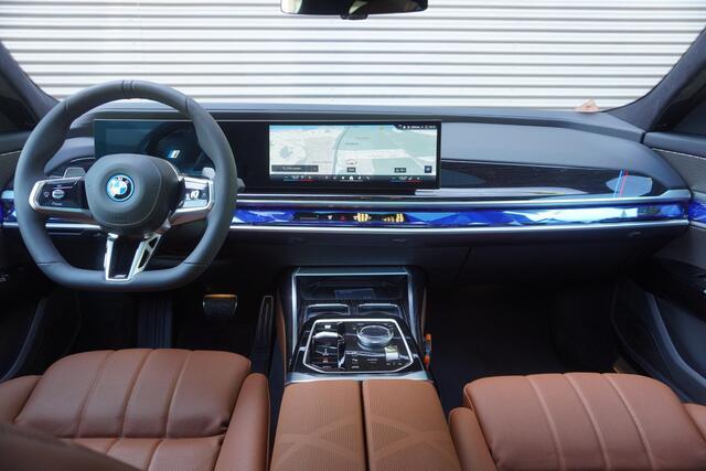 BMW 7-SERIE 750e xDrive M Sportpakket Pro | Integral Active Steering | Glazen panoramadak Sky Lounge | Driving Assistant Professional | Multifunctionele Stoelen achterin | Trekhaak met elektrisch wegklapbare kogel