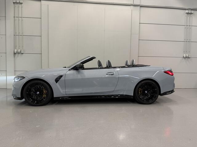 BMW M4 4-serie Cabrio xDrive Competition CARBON/KERAMISCH/TRACK-PACK/CURVED DASHBOARD/NEKVERWARMING/ADAPTIVE M-ONDERSTEL/H&K/HEAD-UP/360CAMERA/19"-20"BREEDSET/FACELIFT MODEL 2024/BROOKLYNGRAU/ONE OF A KIND/FABRIEKSGARANTIE T/M 08-20
