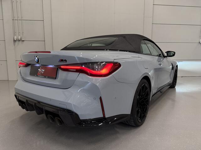 BMW M4 4-serie Cabrio xDrive Competition CARBON/KERAMISCH/TRACK-PACK/CURVED DASHBOARD/NEKVERWARMING/ADAPTIVE M-ONDERSTEL/H&K/HEAD-UP/360CAMERA/19"-20"BREEDSET/FACELIFT MODEL 2024/BROOKLYNGRAU/ONE OF A KIND/FABRIEKSGARANTIE T/M 08-20