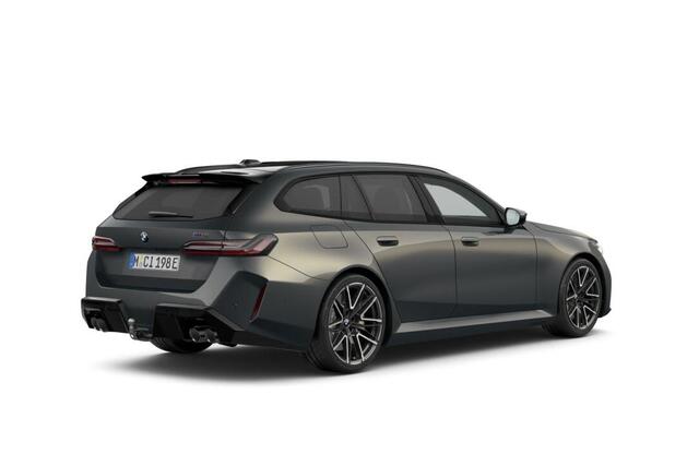 BMW M5 5 Serie Touring | M Carbom-keramische remmen | Trekhaak | BMW M Spiegelkappen uitgevoerd in Carbon | Glazen Panoramadak | M Interieurlijsten Carbon Fibre met accentlijsten in Dunkelsilber | Driving Assistant Professional | M Hemelbekleding in Anthrazit
